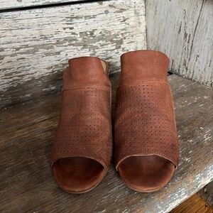 Adam Tucker Woman’s Block Heal Mules Tan Perforated Leather Size 7.5